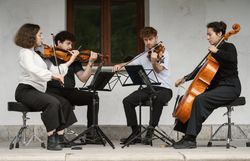 Apeiron Quartet spielt am Bahnhof Hohenberg.
Klassische Klänge zwischen Schienen und Bergen – das Quartett verwandelt den Bahnhof in eine außergewöhnliche Konzertbühne.