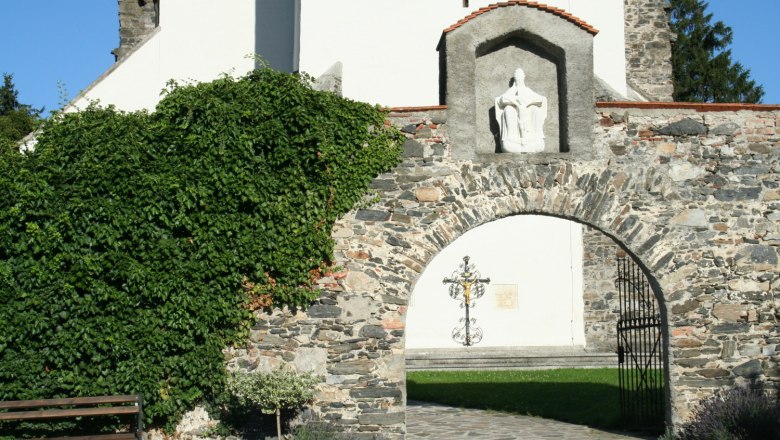 Kirchemauer, © Elisa Besenbeck