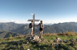 Auf dem Gipfel des Königsbergs, umgeben von majestätischen Ybbstaler Alpen, genießen Wanderer den atemberaubenden Ausblick auf die sanften Hügel und tiefen Täler. Die frische Bergluft und das sanfte Licht der Abendsonne schaffen eine unvergessliche Atmosphäre der Ruhe und Erholung.