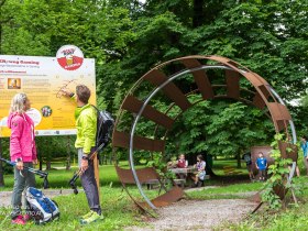 Das Riesen-Bierfass markiert den Start des Weges im Kartausenpark, &copy; Theo Kust