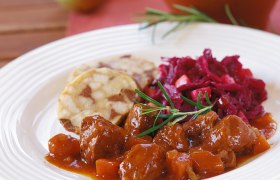 Wildragout mit Kletzenknödel und Apfelrotkraut, © Theresa Schrems