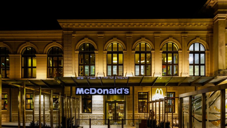 McDonald's Restaurant in einem historischen Gebäude bei Nacht.
