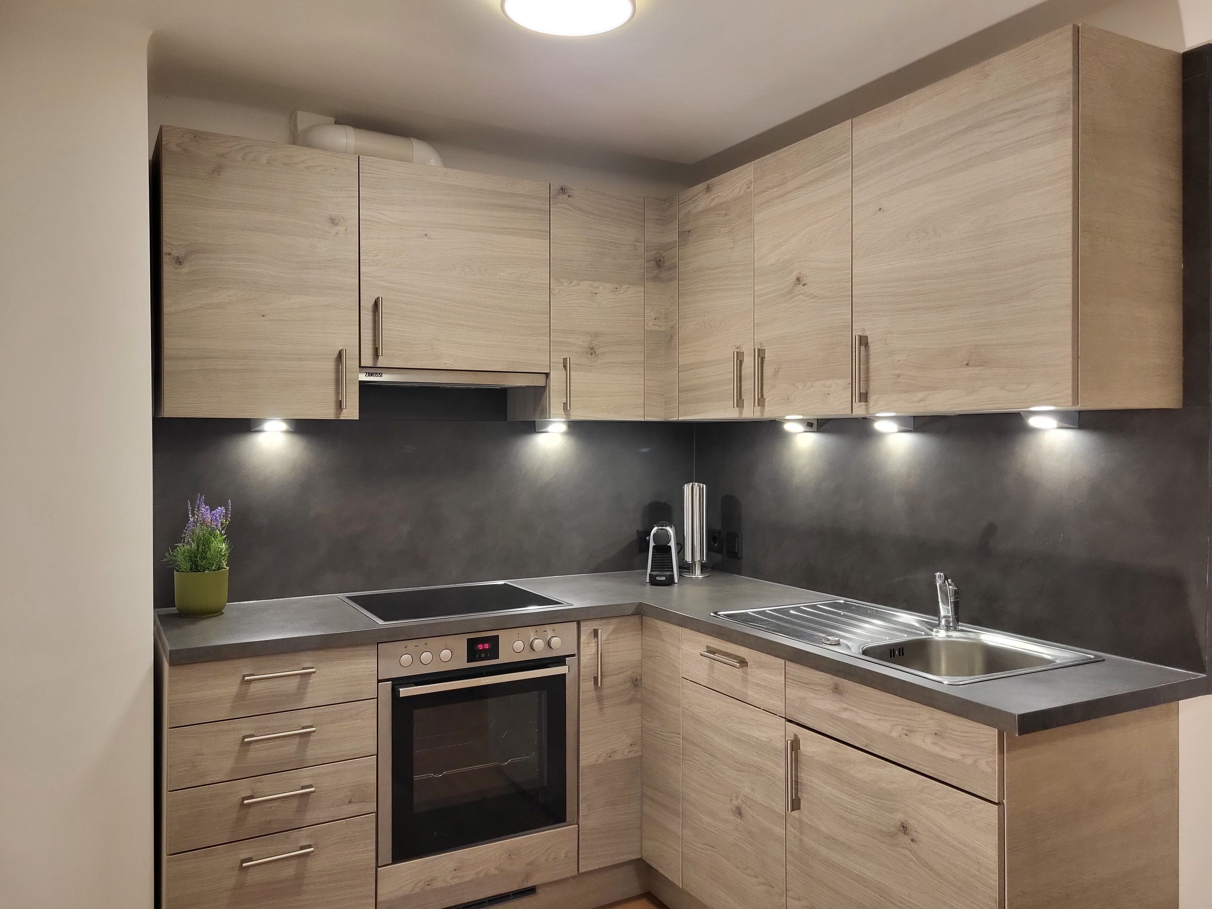 Moderne Küche mit Holzschränken