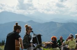 Konzert von Maola am 13. September 2025 auf der Reisalpe.
Am Gipfel der Reisalpe erleben Besucherinnen und Besucher ein stimmungsvolles Konzert mit Blick über die Ybbstaler Alpen.