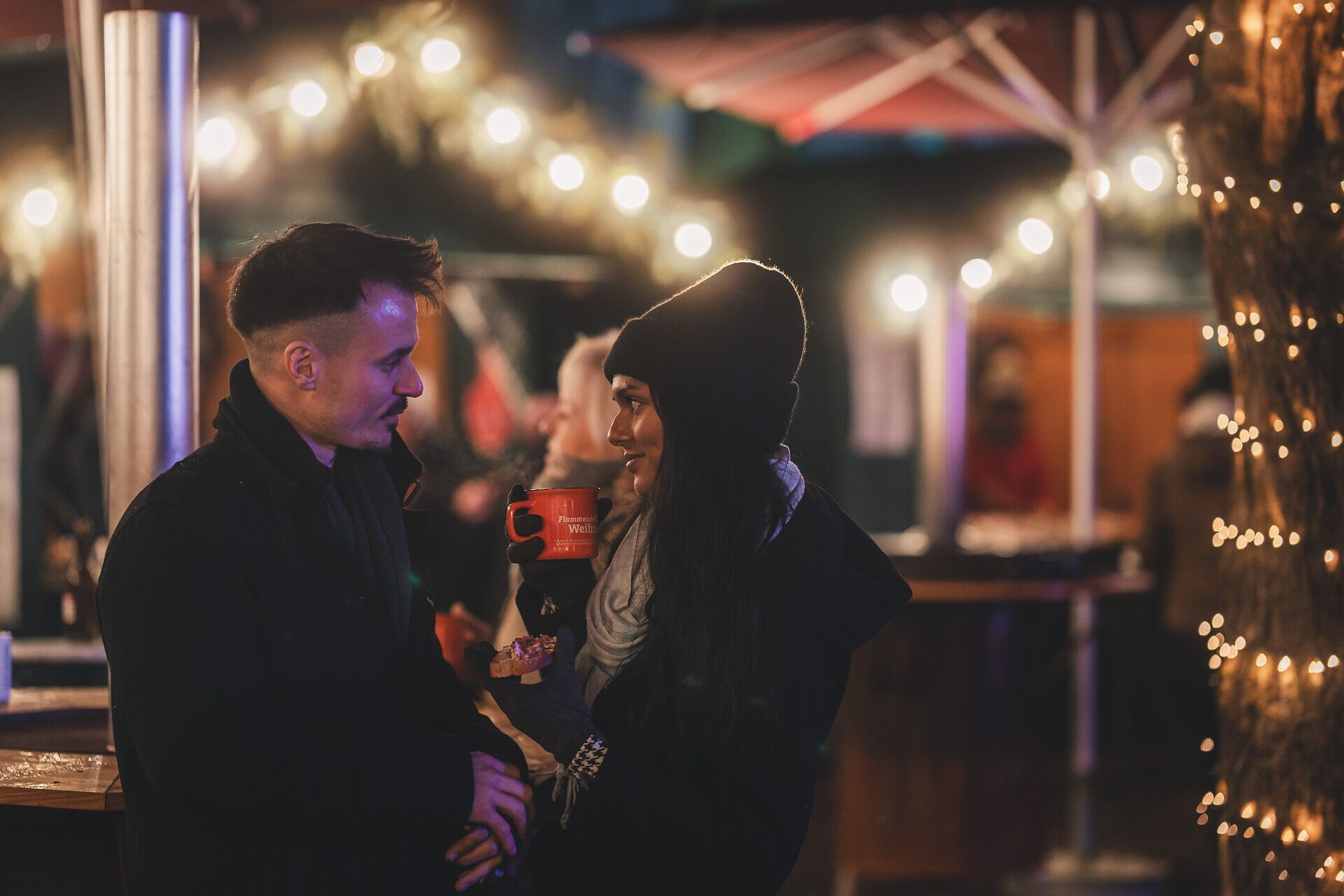 Gemütliche Abendstimmung auf dem Adventmarkt der Flammenden Weihnacht.