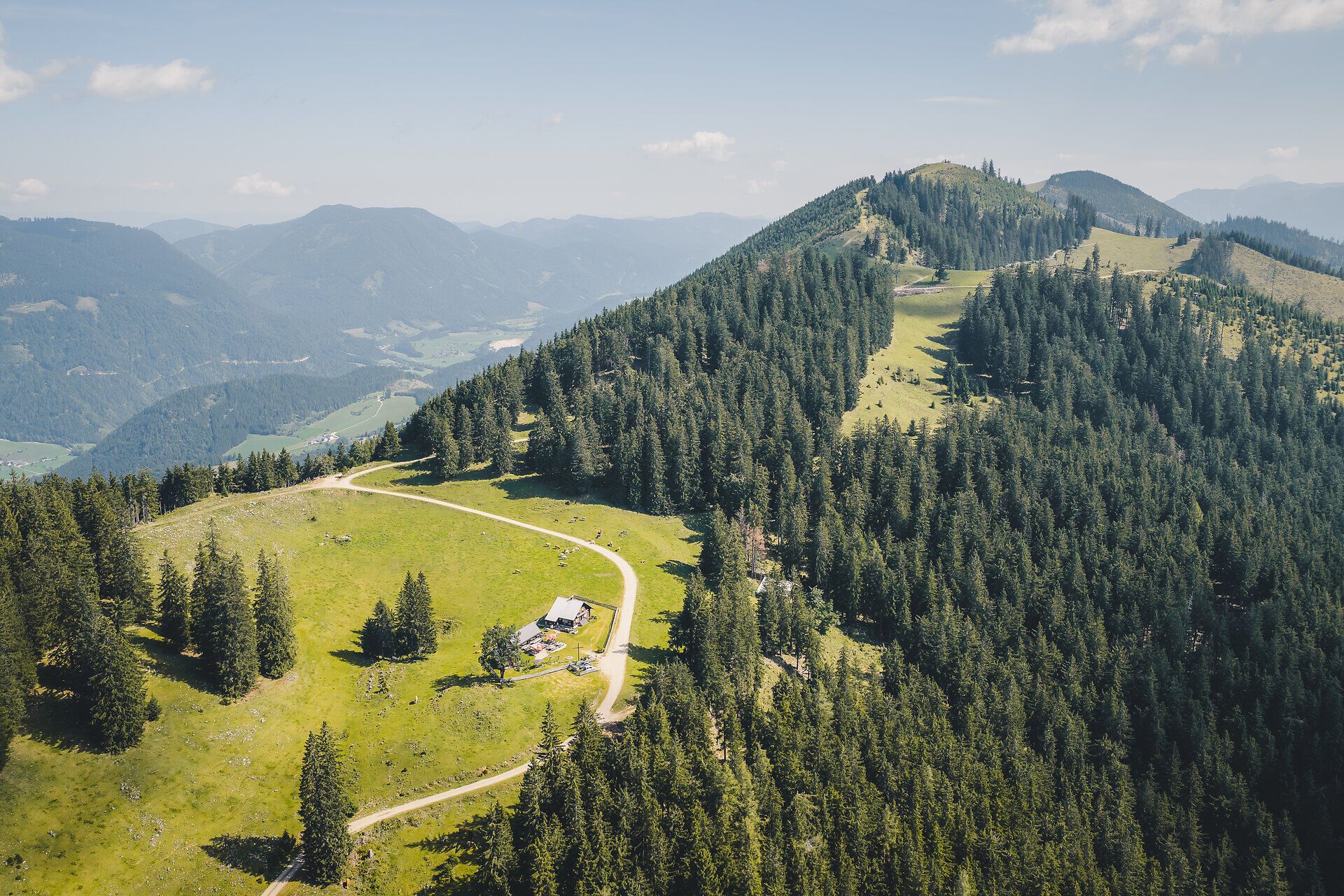 Luftaufnahme der Kitzhütte im Gebiet Eisenstraße im Mostviertel nahe Hollenstein an der Ybbs.