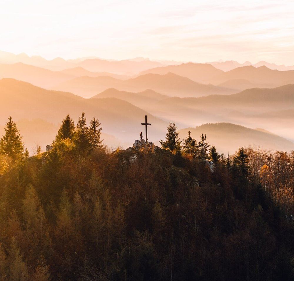 The gentle hills of the Mostviertel glow in the warm light of autumn, while the trees shine in vibrant colors. A cross on the summit invites hikers to enjoy the breathtaking view of the surrounding mountains and valleys. Here, where nature is in full bloom, every visitor finds a place of peace and inspiration.