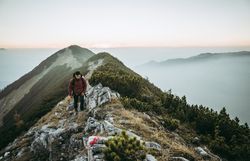 Die sanften Hügel der Ybbstaler Alpen umarmen den Wanderer, während er den schmalen Pfad entlang schreitet. Die frische Bergluft und das sanfte Licht der Morgendämmerung schaffen eine magische Atmosphäre, die zum Verweilen einlädt. Hier, wo die Natur in voller Pracht erblüht, wird jeder Schritt zu einem unvergesslichen Erlebnis.