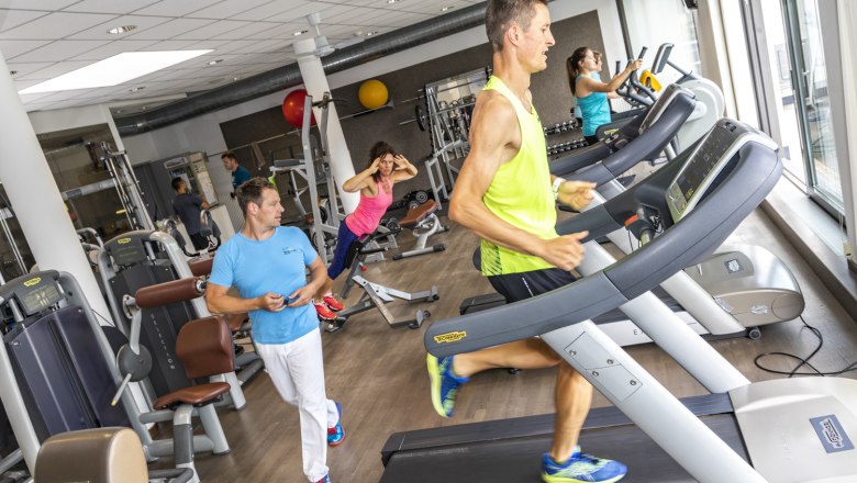 Modernes Indoor Fitnessstudio, &copy; Emotion Therapiezentrum GmbH