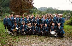 Musikverein Hohenberg vor dem Auftritt bei den Gipfelklängen.
Die Musikerinnen und Musiker bereiten sich auf ihre Performance vor – Blasmusik trifft auf klassische Elemente.