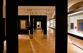 Innenansicht des Stadtmuseums St. Pölten mit Ausstellungsstücken und Gemälden.