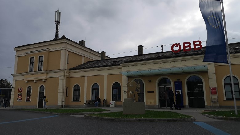 Bahnhof in Melk mit ÖBB-Logo und EU-Flagge.