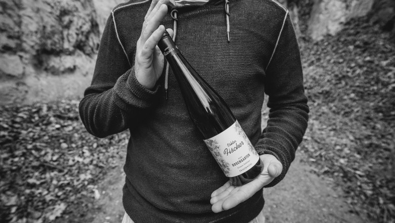 Winzer präsentiert Weinflasche