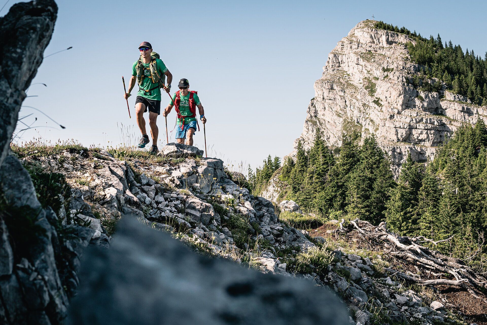 Die frische Bergluft und die atemberaubende Aussicht laden zu einem unvergesslichen Abenteuer ein. Zwei Wanderer erkunden die majestätischen Pfade, umgeben von üppigen Wäldern und beeindruckenden Felsformationen. Hier, wo die Natur in voller Pracht erblüht, wird jeder Schritt zum Erlebnis.