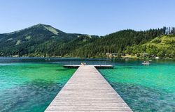 Steg am Erlaufsee mit zwei liegenden Personen am Ende des Stegs