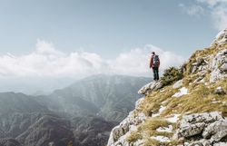 Ein Wanderer steht auf einem majestätischen Felsen und blickt über die sanften Hügel der Ybbstaler Alpen. Die frische Bergluft und die atemberaubende Aussicht laden dazu ein, die Schönheit der Natur in vollen Zügen zu genießen. Hier, wo die Freiheit der Berge spürbar ist, wird jeder Schritt zum unvergesslichen Erlebnis.
