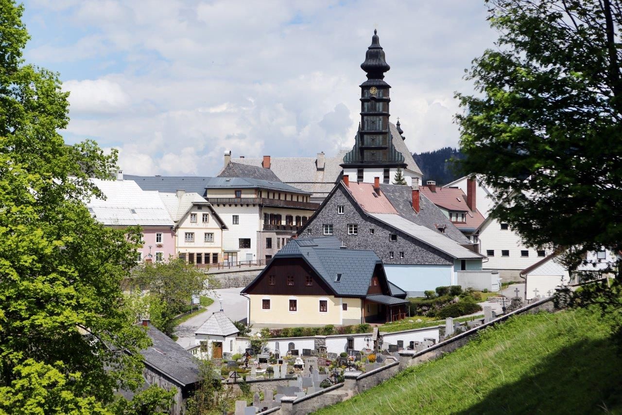 Blick auf Annaberg mit Kirche und Friedhof im Vordergrund.