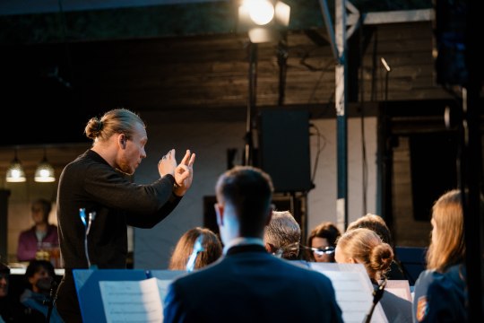 Intendant der Gipfelklaenge, Fr&eacute;d&eacute;ric Alvarado-Dupuy, gemeinsam mit dem Musikverein Hohenberg, &copy; Diana Bachler