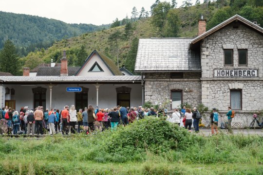 Treffpunkt mam Sonntag beim Bahnhof in Hohenberg, &copy; Diana Bachler