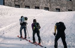 Die frische Winterluft umhüllt die Skitourengeher, während sie den schneebedeckten Hang hinaufsteigen. Umgeben von der majestätischen Kulisse der Ybbstaler Alpen, spüren sie die Ruhe und Schönheit der Natur. Das Ötscherschutzhaus bietet einen einladenden Halt für alle, die die winterliche Landschaft genießen möchten.