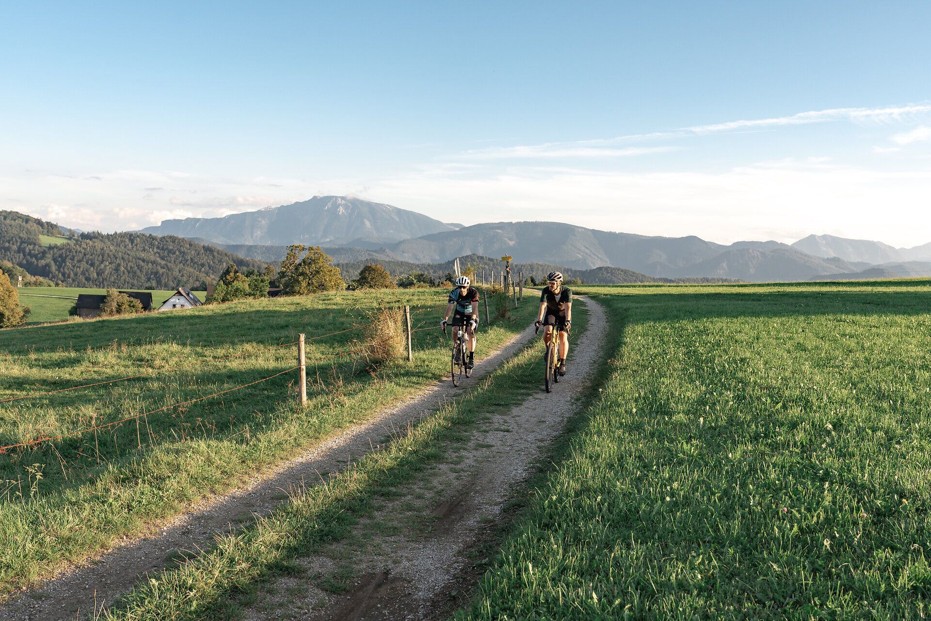Die sanften Hügel des Mostviertels laden zu einer unvergesslichen Gravelbiketour ein. Radfahrer genießen die frische Luft und die atemberaubende Aussicht auf die umliegenden Berge, während sie entlang der malerischen Wege gleiten. Hier, wo Natur und Abenteuer aufeinandertreffen, wird jeder Tritt in die Pedale zum Erlebnis.