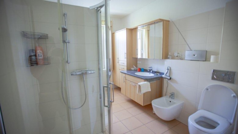 Room ensuite, &copy; itjproductions