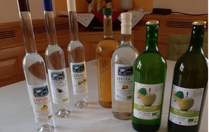 Schn&auml;pse und S&auml;fte, &copy; Brigitte Lengauer