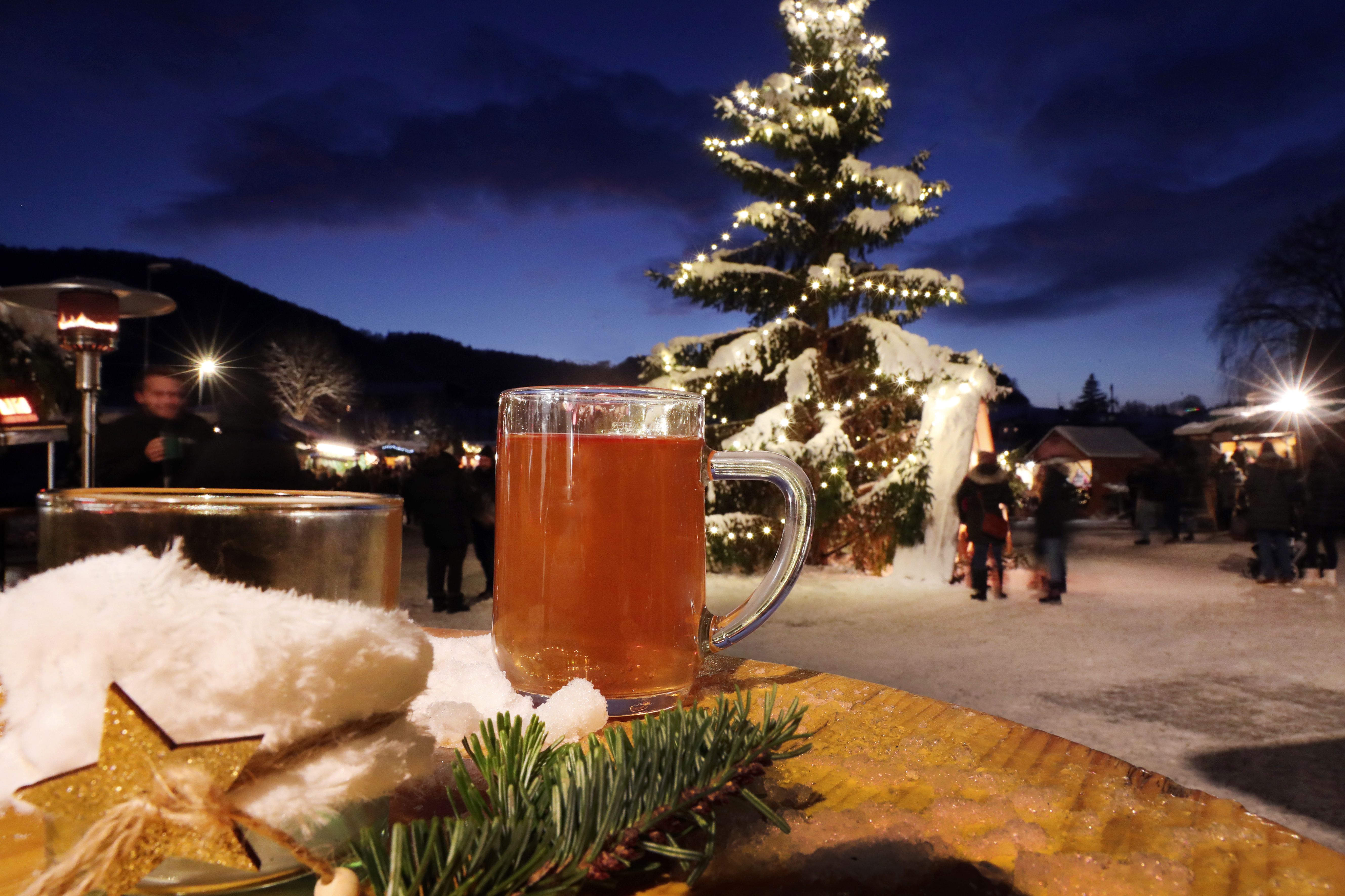 Glühmost im Häferl umgeben von weihnachtlichem Ambiente.