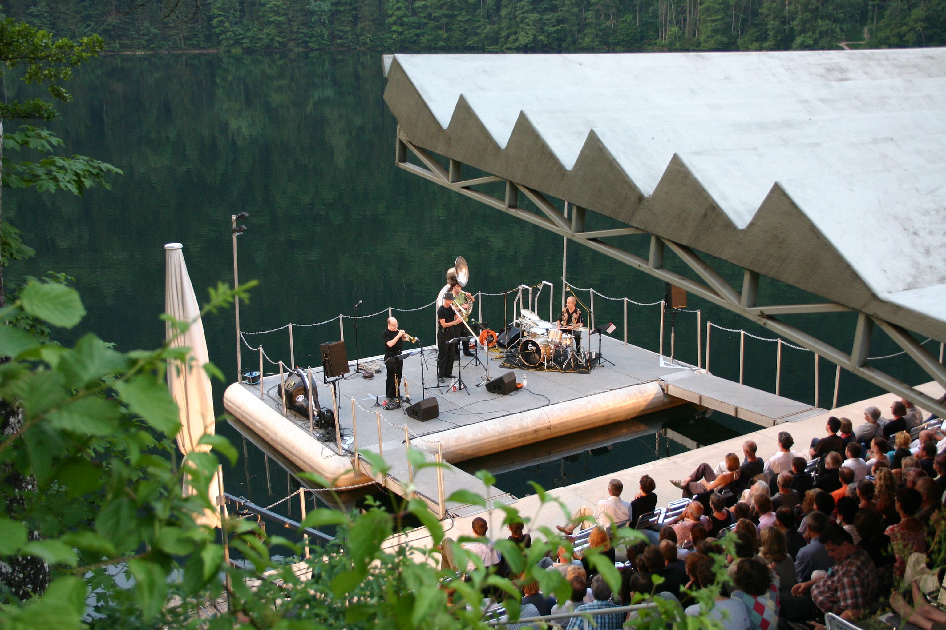 Konzert auf der Seebühne Lunz am See mit Publikum und Musikern.