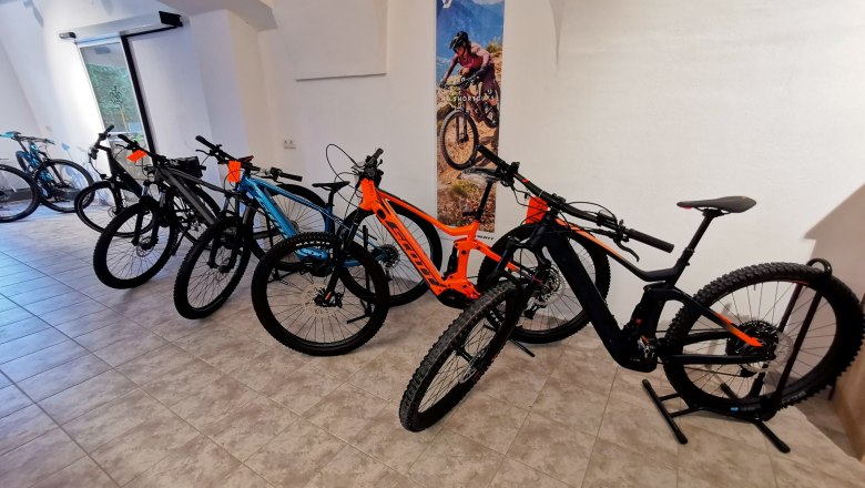 Lots of bikes in the showroom, © Ybbsbach Sport