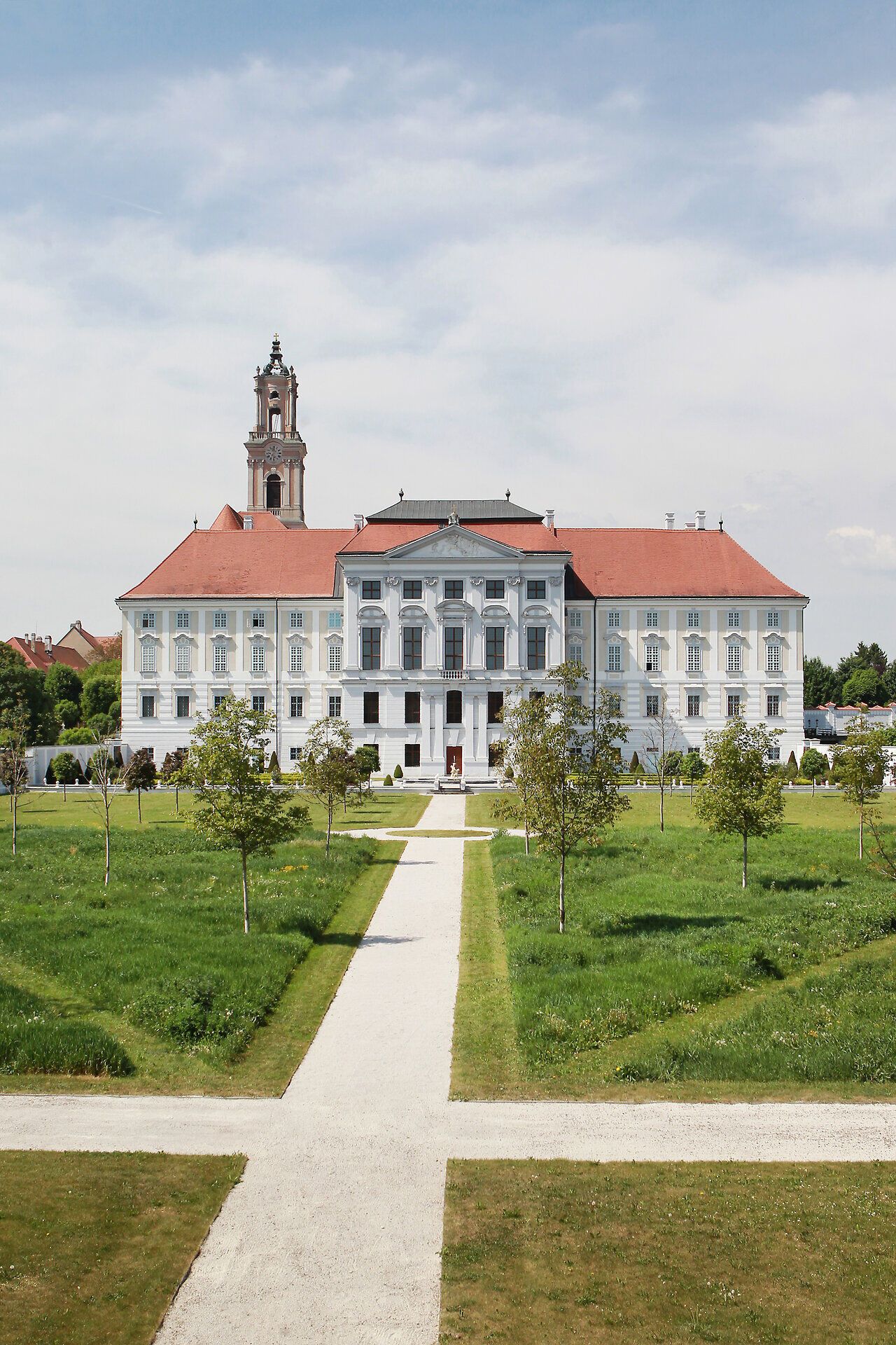 Das beeindruckende Stift Herzogenburg strahlt majestätische Ruhe aus und lädt Besucher ein, die barocke Architektur und die weitläufigen Gärten zu erkunden. Umgeben von sanften Hügeln und üppigem Grün, bietet dieser Ort eine perfekte Kulisse für entspannende Spaziergänge und kulturelle Entdeckungen.