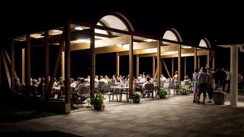 &Uuml;berdachte Terasse, &copy; Mostlandhof