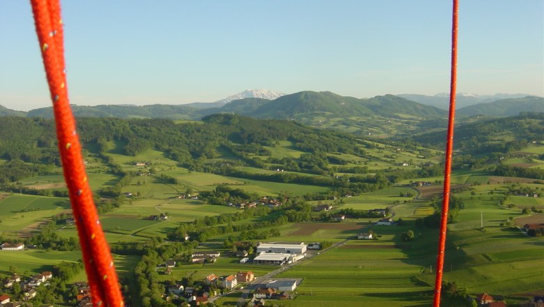Landschaft im Mostviertel aus einem Heißluftballon mit roten Seilen im Vordergrund.