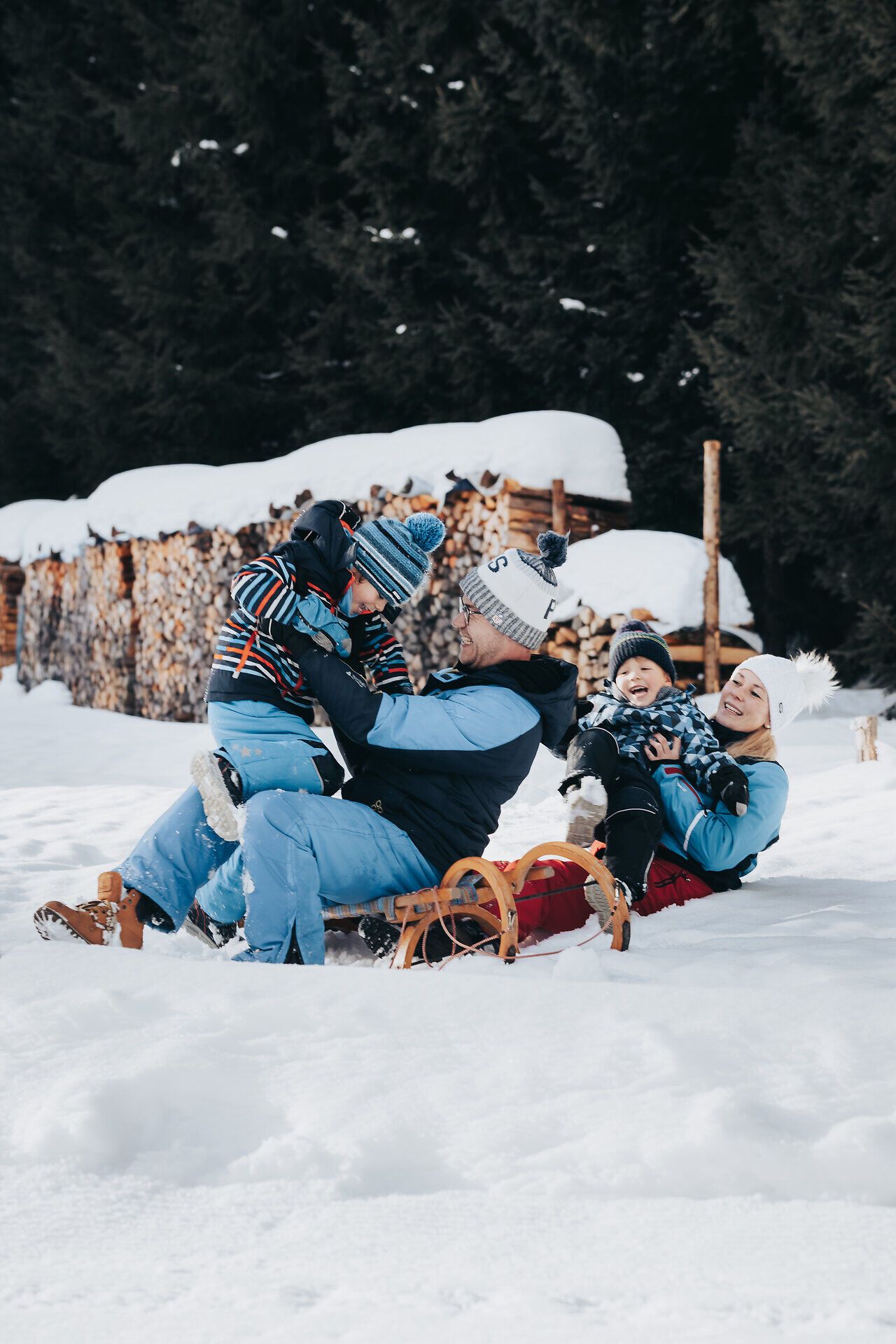 Winter am Ötscher bedeutet gemeinsame Zeit in der Natur: Familien genießen das Spielen im Schnee, frische Bergluft und die ruhige Winterlandschaft der Ybbstaler Alpen. Rund um den Ötscher lädt der Winter zu unbeschwerten Momenten abseits des Alltags ein – natürlich, entschleunigt und familienfreundlich