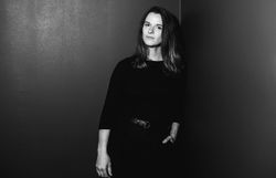 Schwarz-weiß Porträt von Helena Jordan - Inhaberin des Café Capra