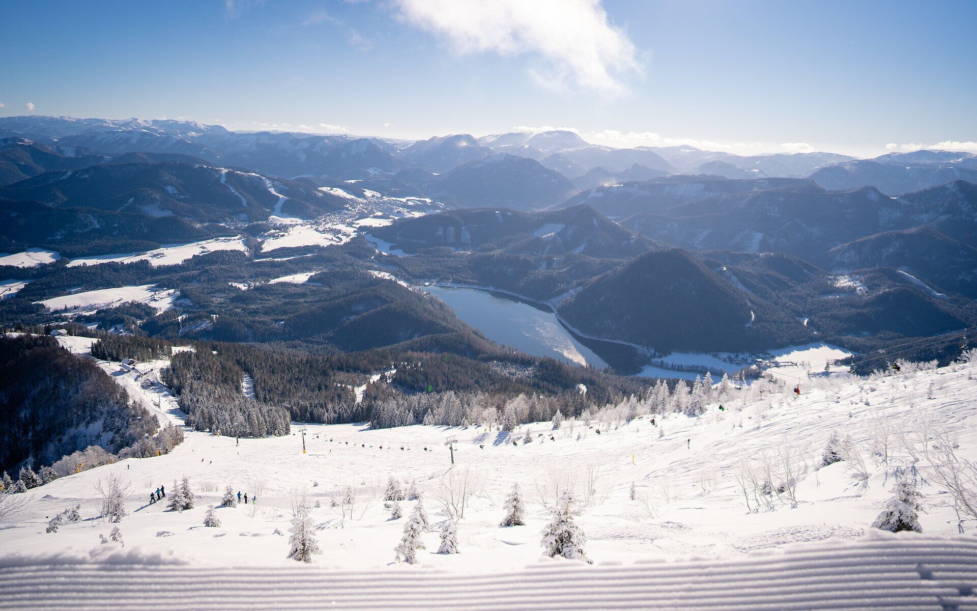 Die schneebedeckten Hänge der Gemeindealpe laden zu unvergesslichen Winterabenteuern ein. Glitzernder Schnee und die klare, kalte Luft schaffen eine magische Atmosphäre, die zum Skifahren und Wandern einlädt. Hier, umgeben von majestätischen Bergen, wird der Winter zum Erlebnis.