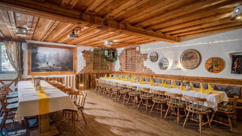 Gaststube im rustikalen Stil mit zahlreichen Sitzplätzen.