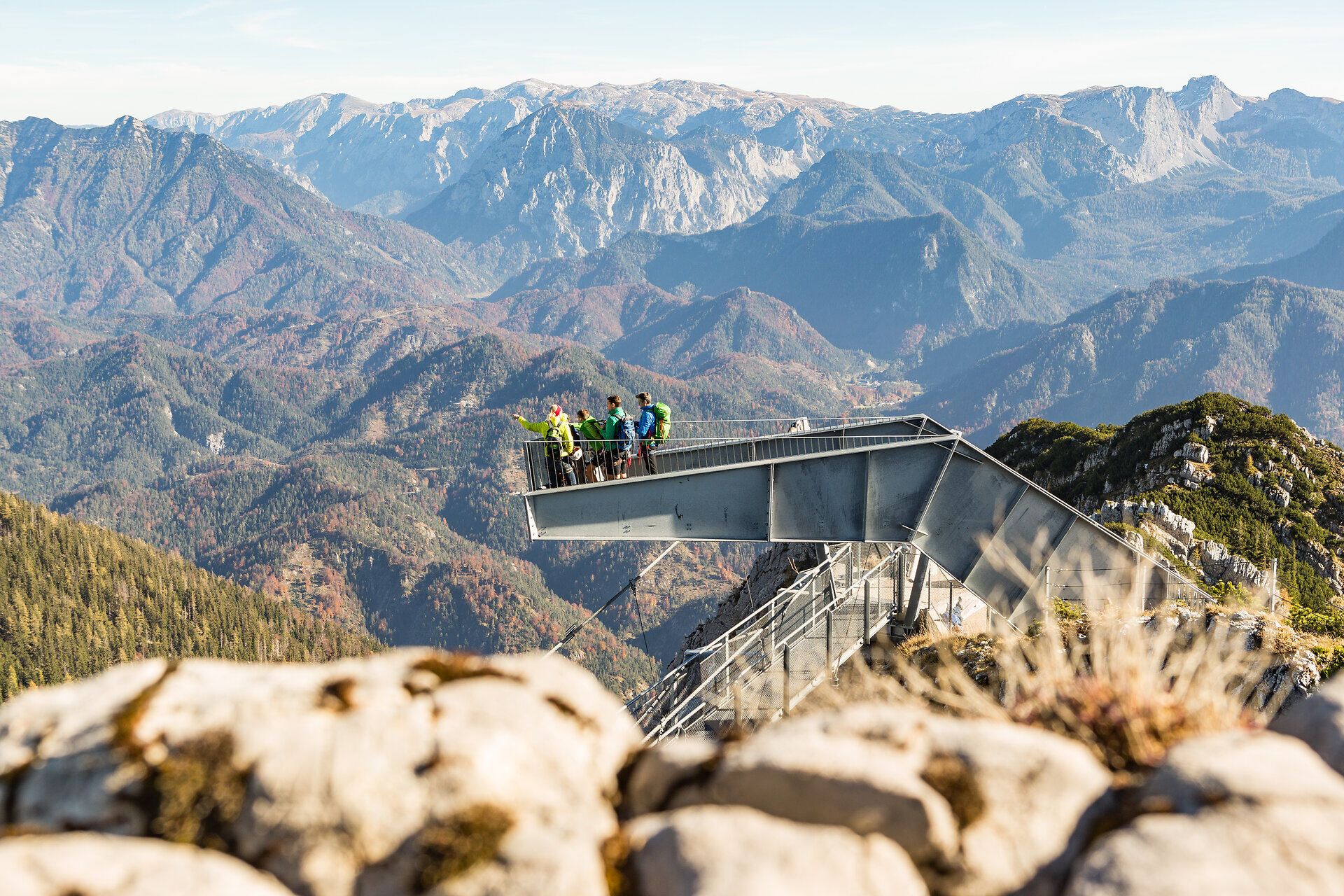 Die atemberaubende Aussicht von der Aussichtsplattform lässt das Herz eines jeden Bergliebhabers höher schlagen. Umgeben von majestätischen Gipfeln und bunten Wäldern, bietet dieser Ort eine perfekte Kulisse für unvergessliche Momente in der Natur. Hier wird der Sommer in den Bergen zum Erlebnis für die Sinne.