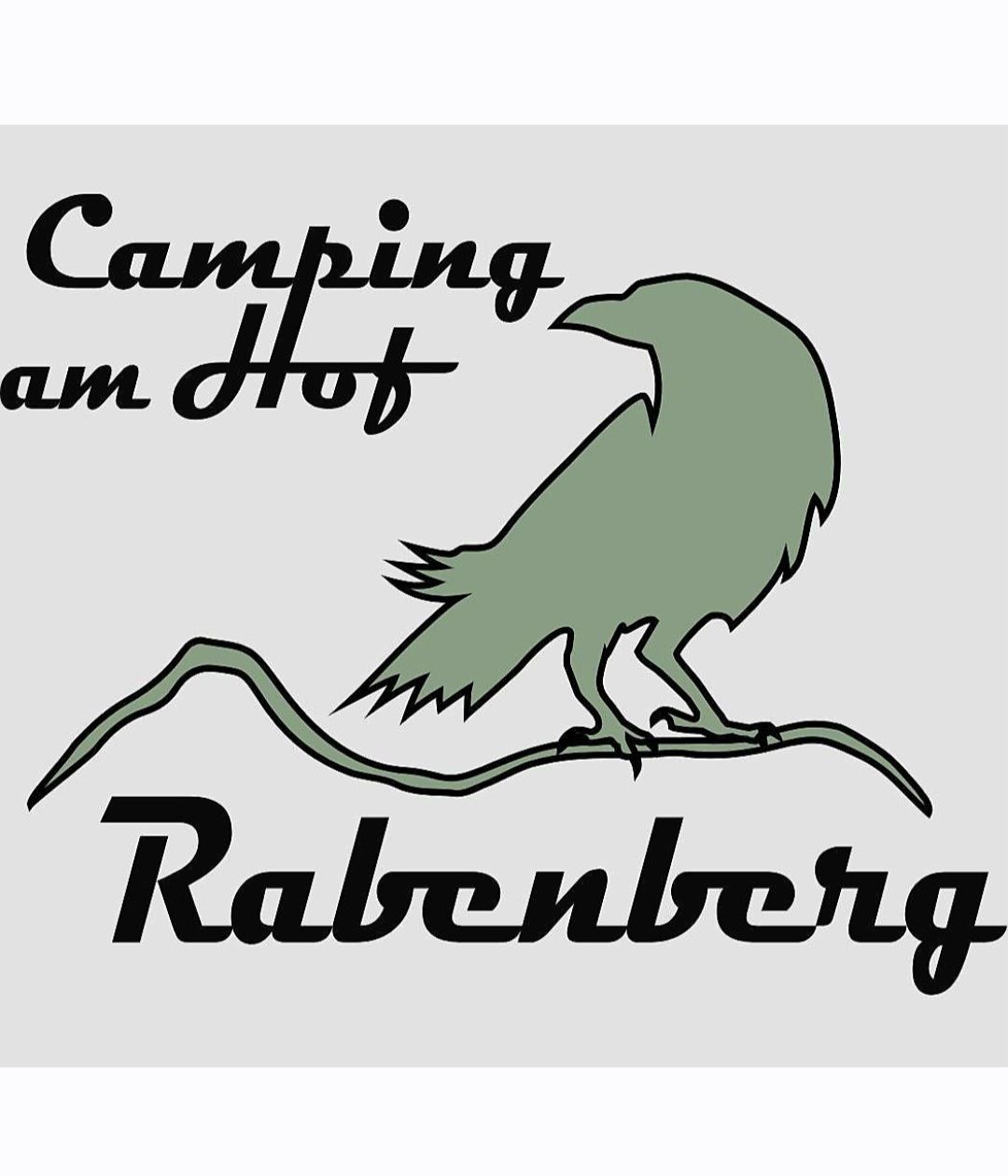 Logo mit der Aufschrift „Camping am Hof Rabenberg“ und einer stilisierten grünen Vogel-Silhouette auf einem Ast.