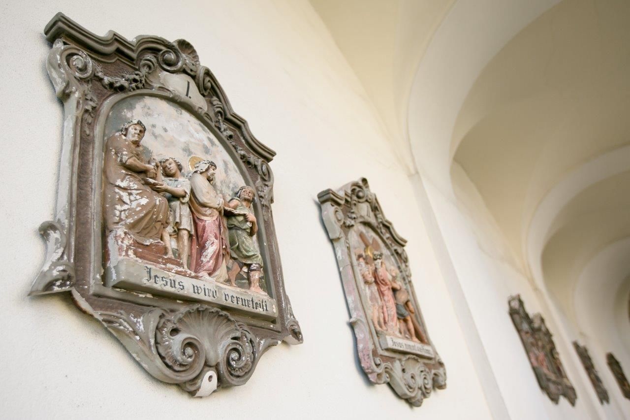 Reliefs an einer Kirchenwand mit religiösen Szenen.