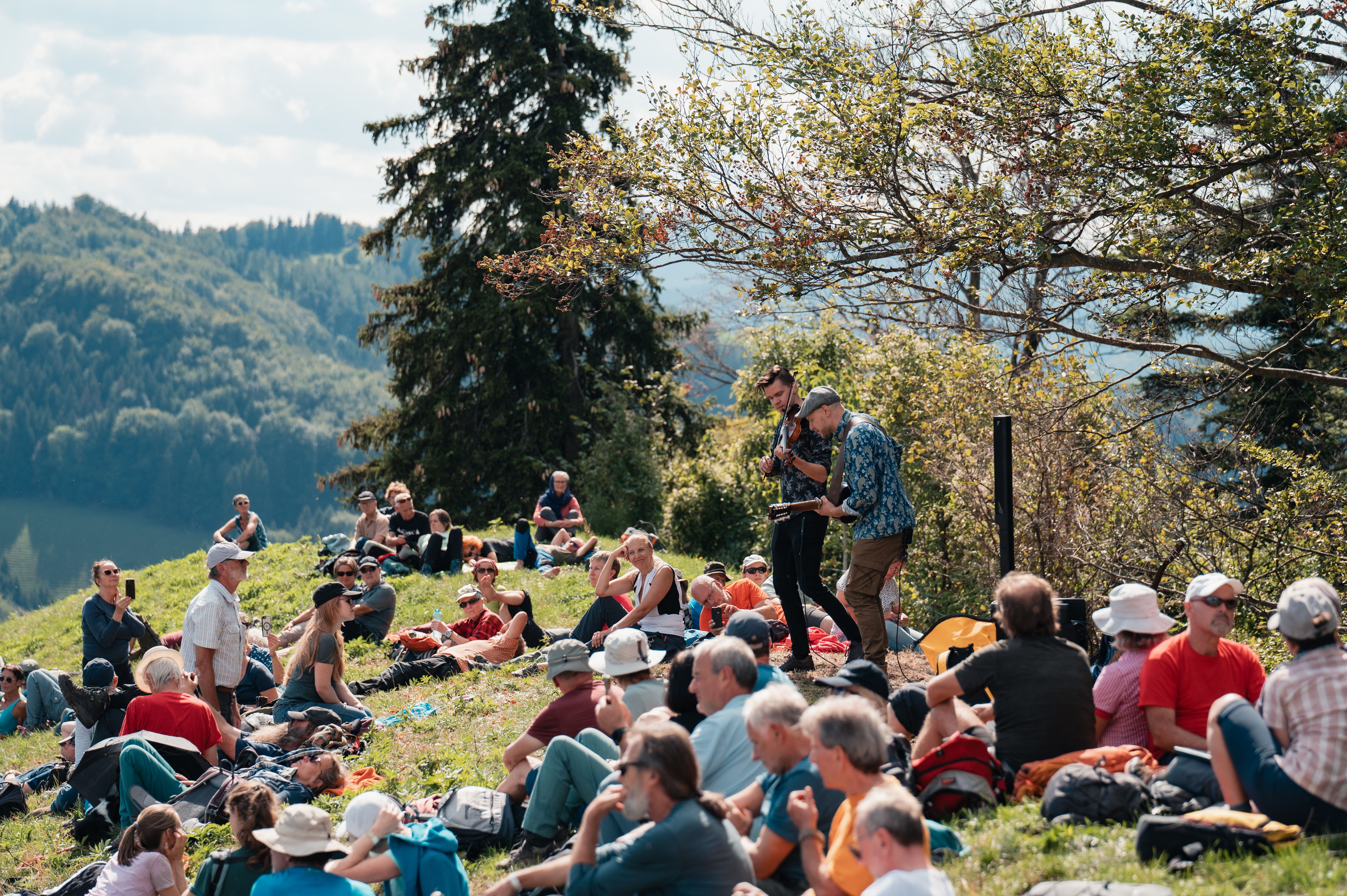 Konzert von Luomuduo auf einer Anhöhe