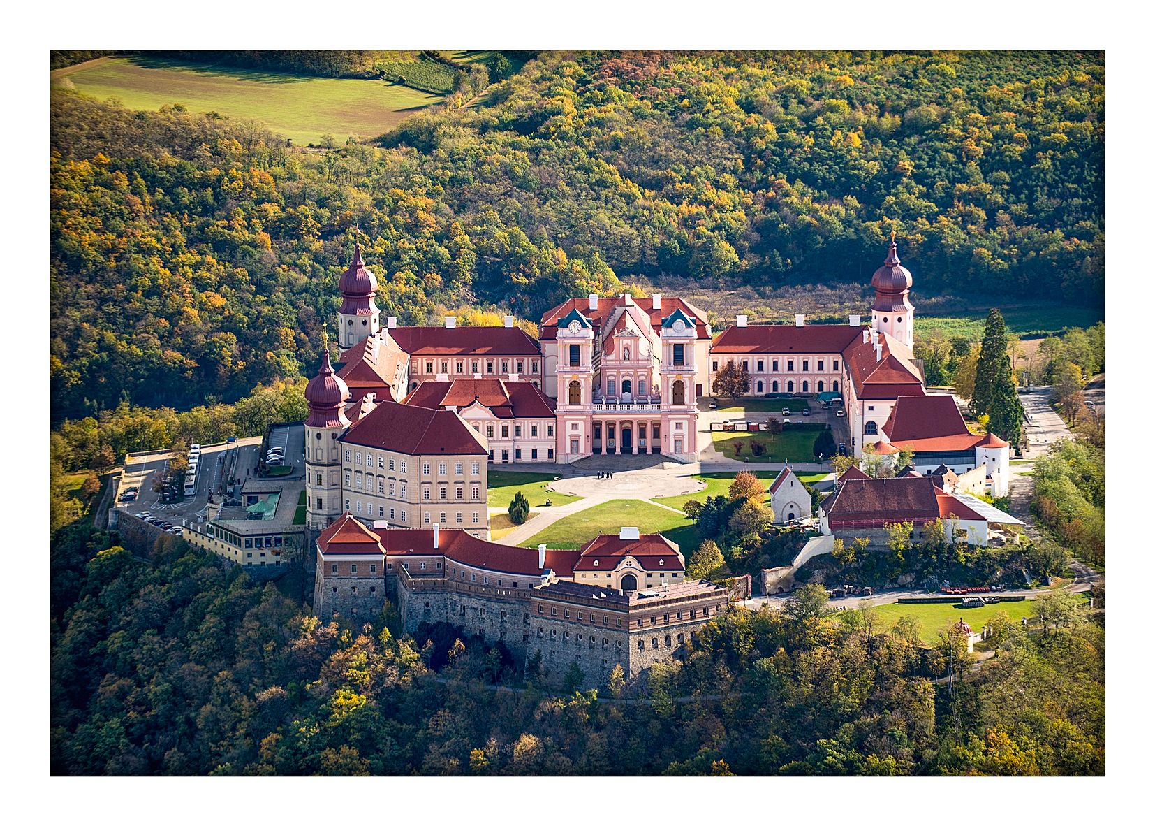 Luftaufnahme des Stifts Göttweig in Österreich, umgeben von Wald.