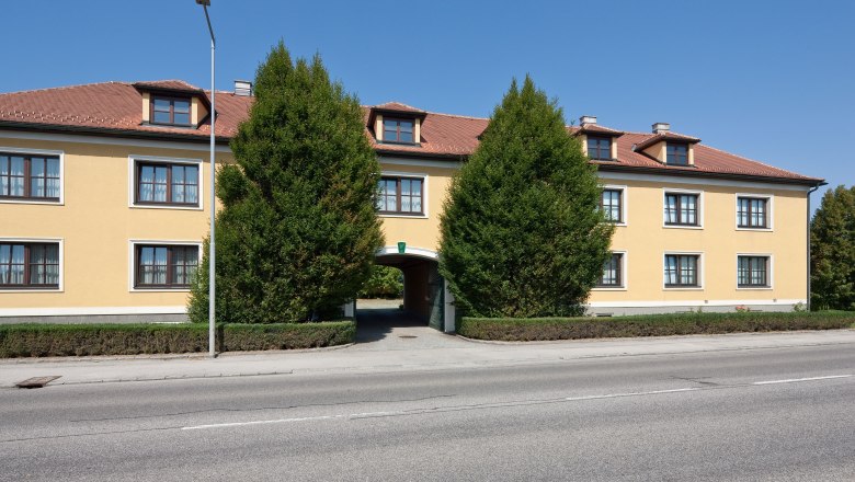 Gästehaus Waltraud, © Werner Jäger Gelbes Gebäude mit rotem Dach und Bäumen davor.