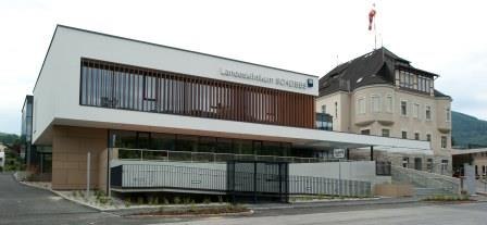 Modernes Gebäude des Landesklinikums mit Glasfassade und älterem Anbau.