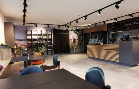 Eingangsbereich mit Stühlen und einem Empfang aus Holz.