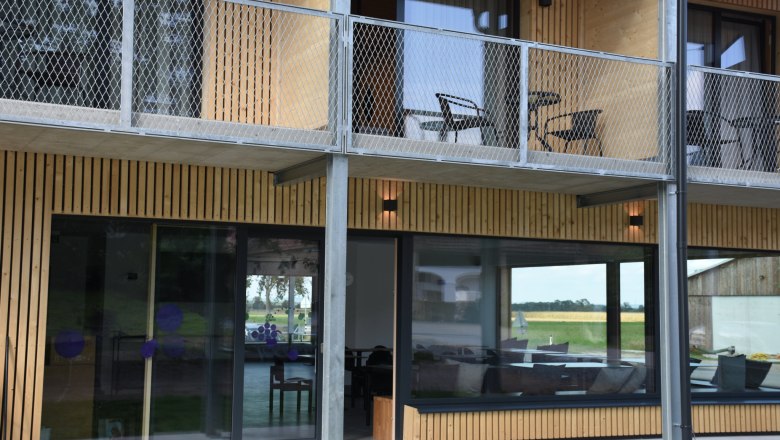 Eingang der Terrasse und dar&uuml;ber die Balkone.