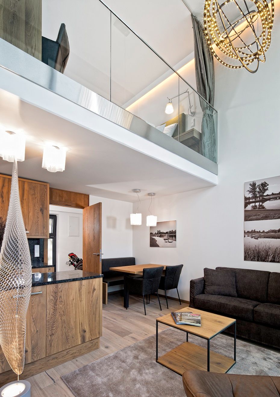 Modernes Apartment mit Galerie, Holzmöbeln und stilvoller Beleuchtung.